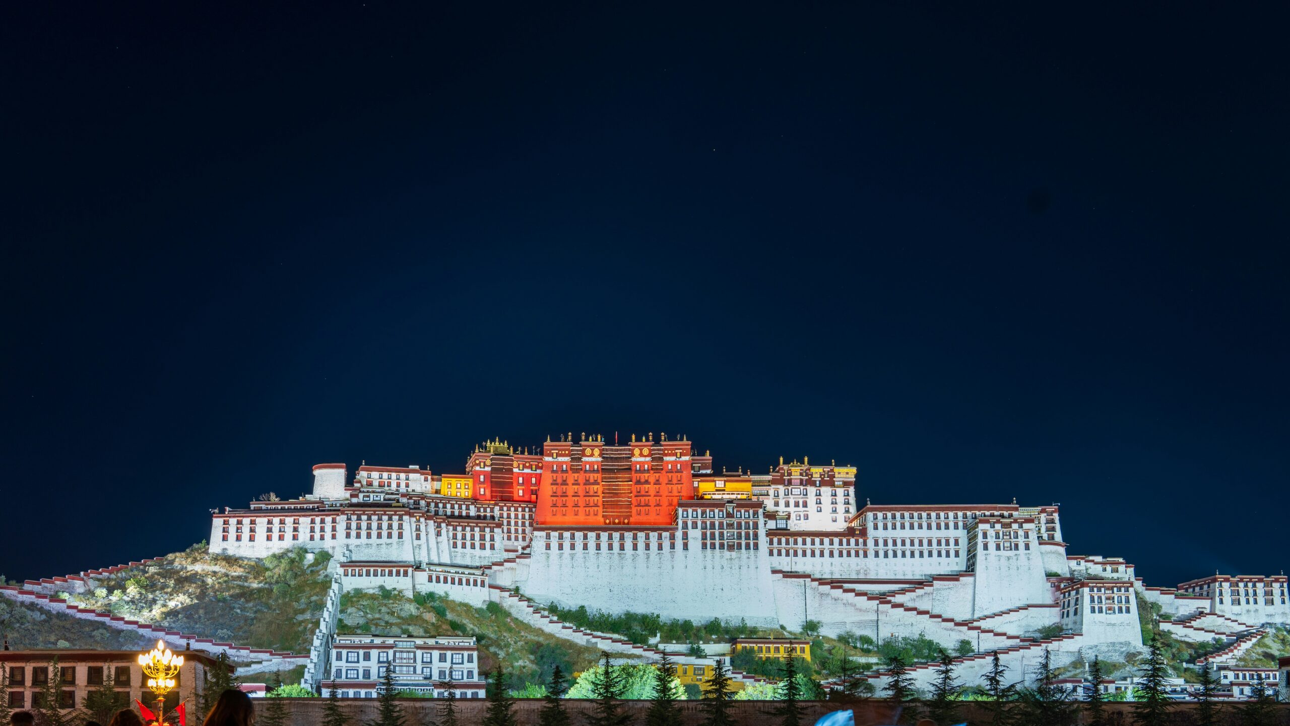 Potala Palace: Location, History, Faith, Architecture, Photos